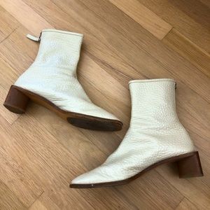 White, pebbled patent leather Acne boots with wooden heel. Size 39 / 9